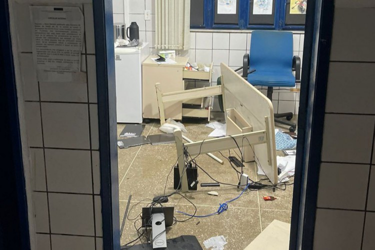 Imagem de destruição dentro do Centro Educacional São Francisco, no Passaré, após rebelião 