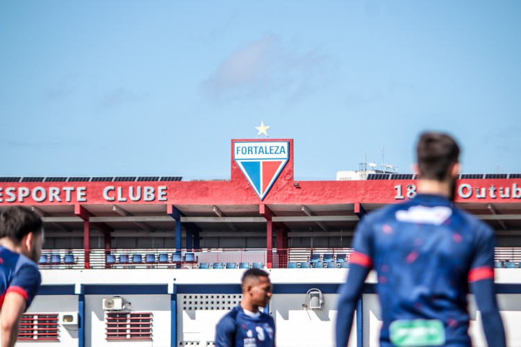 Escudo do Fortaleza na fachada interna do Centro de Excelência Alcides Santos, no Pici