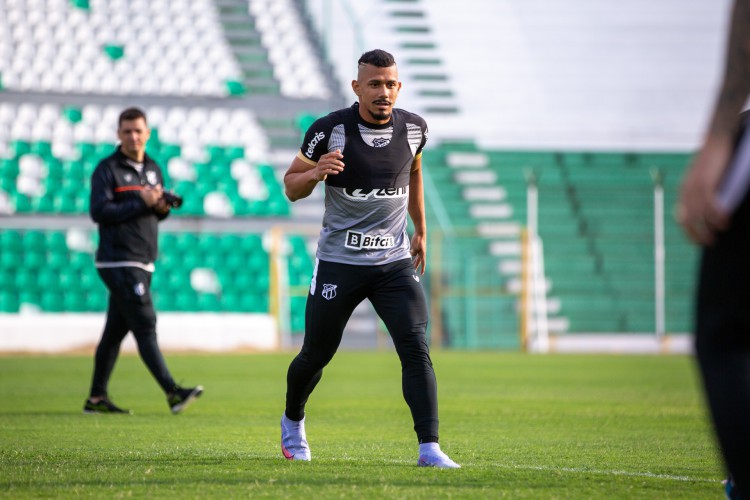 Volante Fernando Sobral em treino do Ceará no estádio Ramon Aguilera, em Santa Cruz de la Sierra, na Bolívia