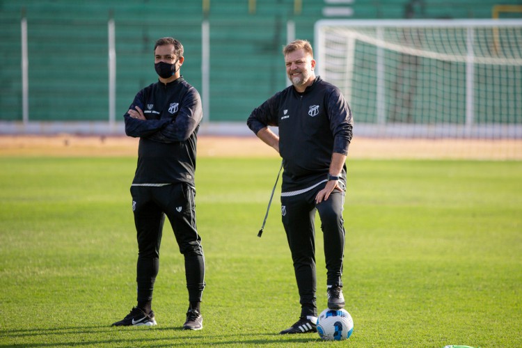 Técnico Marquinhos Santos e preparador físico Edy Carlos em treino do Ceará no estádio Ramon Aguilera, em Santa Cruz de la Sierra, na Bolívia