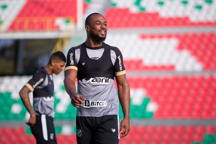 Zagueiro Luiz Otávio em treino do Ceará no estádio Ramon Aguilera, em Santa Cruz de la Sierra, na Bolívia