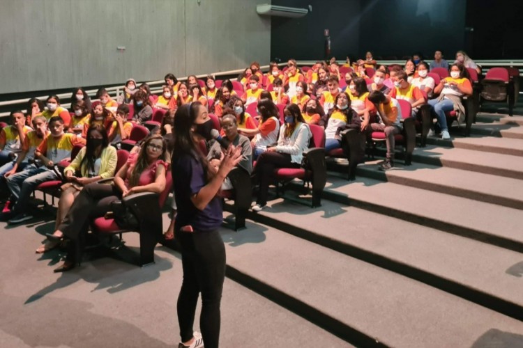 A temática é inserida na rotina dos jovens através das peças teatrais que contam histórias fictícias de adolescentes que envolvem-se em situações de consumo de bebida alcoólica 