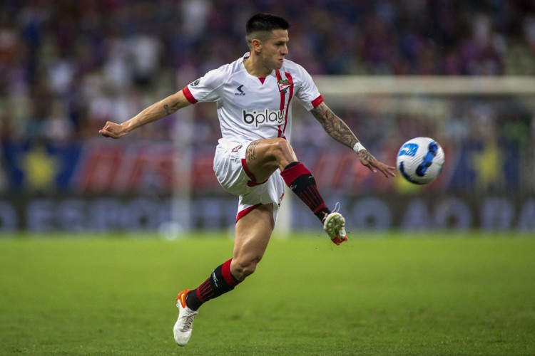 Argentina's Estudiantes de La Plata Leonardo Godoy controls the ball during their Copa Libertadores football tournament round of sixteen first leg match against Brazil's Fortaleza, at the Castelao Arena in Fortaleza, Brazil, on June 30, 2022. (Photo by Stephan Eilert / AFP)