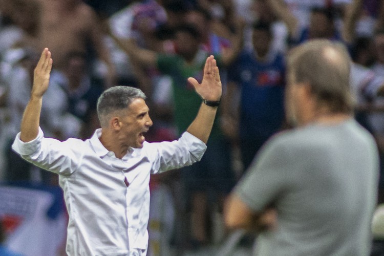 Brazil's Fortaleza coach Argentine Juan Pablo Vojvoda gestures during the Copa Libertadores football tournament round of sixteen first leg match between Brazil's Fortaleza and Argentina's Estudiantes La Plata at the Castelao Arena in Fortaleza, Brazil, on June 30, 2022. (Photo by Stephan Eilert / AFP)