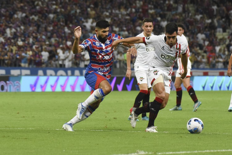 Fortaleza e Estudiantes se enfrentaram no Castelão pelas oitavas de final da Copa Libertadores 2022. Na foto, Silvio Romero disputa bola. 