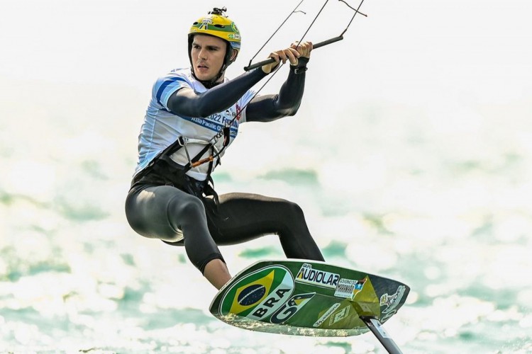 Bruno Lobo praticando o kitesurf hydrofoil