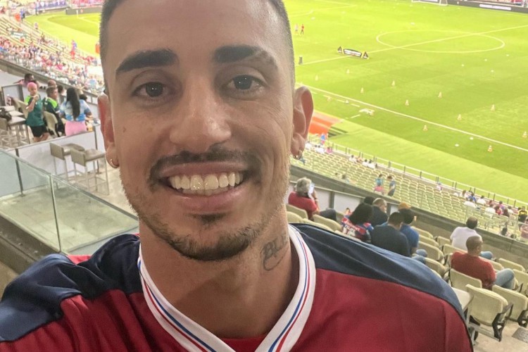 Thiago Galhardo no Castelão acompanhando Fortaleza x Estudiantes