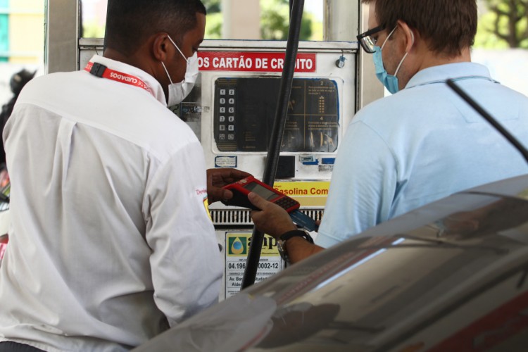 Preço da gasolina no Ceará pode subir até R$ 0,22 na bomba