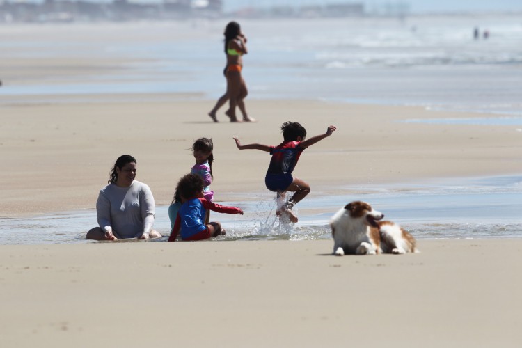 Para banhistas, maré baixa favorece a formação de piscinas naturais na faixa de areia