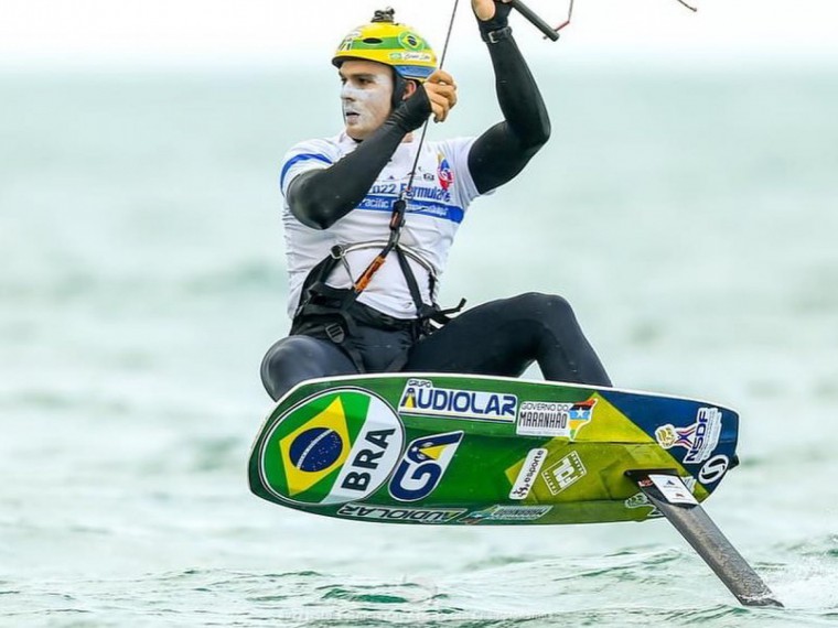 Bruno Lobo em uma prancha de hydrofoil