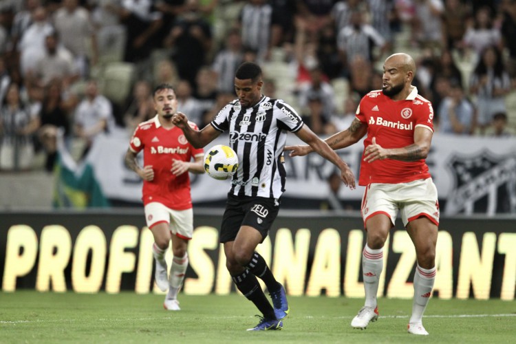 Atacante Iury Castilho e zagueiro Rodrigo Moledo no jogo Ceará x Internacional, na Arena Castelão, pelo Campeonato Brasileiro Série A