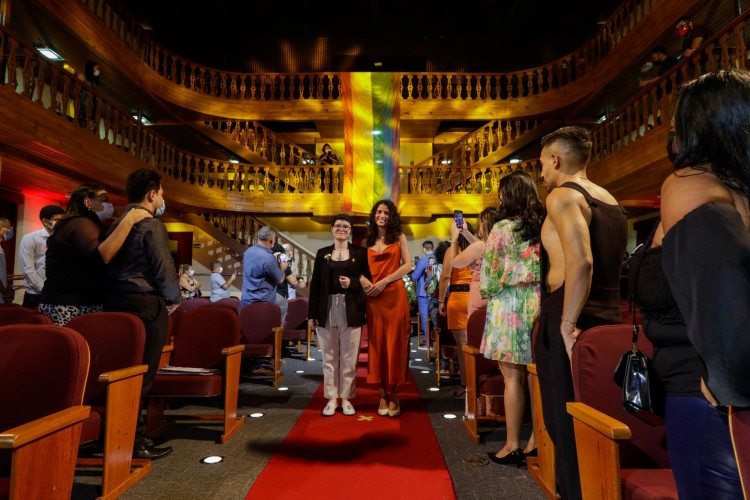 Casamento coletivo LGBT no Teatro São José reuniu 22 casais. 