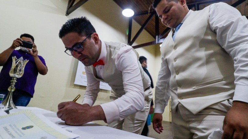 Foto de apoio ilustrativo: Em 2022, em Fortaleza, ocorreu um casamento coletivo LGBT no Teatro São José, onde se reuniaram 22 casais. (Foto: Thais Mesquita/OPOVO)