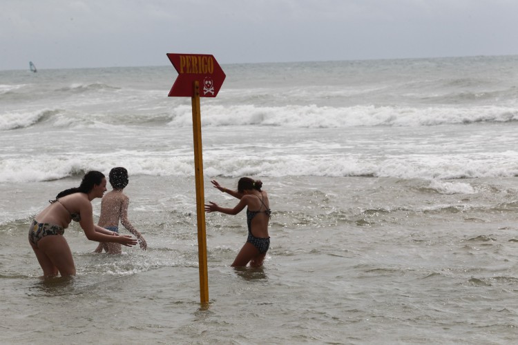 FORTALEZA CE, BRASIL, 03.07.2022: Primeiro fim de semana de julho na praia. A maré baixa é meio dia e a ideia é pegar piscininhas e ver as crianças, para falar com os pais. Falar de risco de afogamento. barraca Vila Galé, Praia do Futuro.  (fotos: Fabio Lima/O POVO)