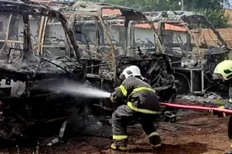 Fogo atingiu, pelo menos, três ônibus escolares que estavam estacionados no pátio da Prefeitura de Tamboril