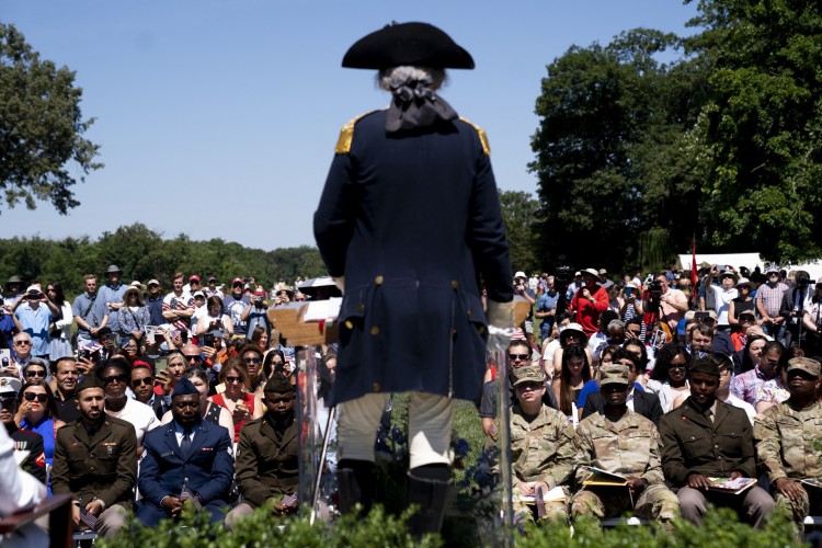 Um imitador de George Washington fala com novos cidadãos dos EUA durante sua cerimônia de naturalização em Mount Vernon, Virgínia, em 4 de julho de 2022