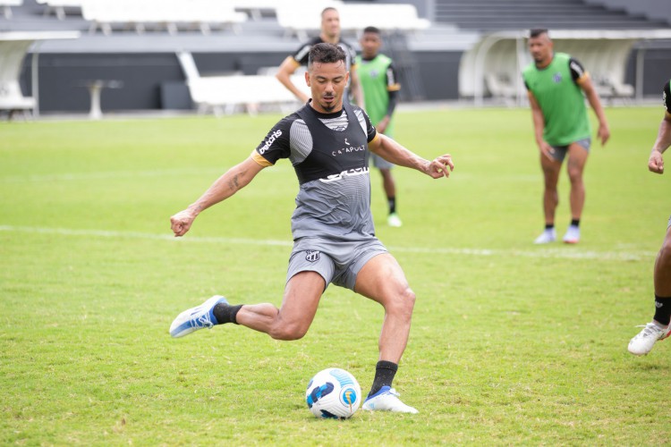 Volante Rodrigo Lindoso em treino do Ceará no estádio Carlos de Alencar Pinto, em Porangabuçu