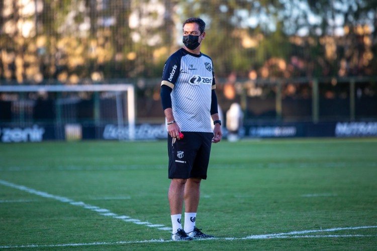 Técnico Marquinhos Santos em treino do Ceará no estádio Carlos de Alencar Pinto, em Porangabuçu