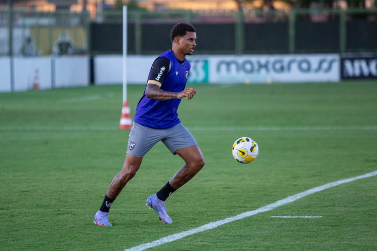 Zagueiro Lucas Ribeiro em treino do Ceará no estádio Carlos de Alencar Pinto, em Porangabuçu