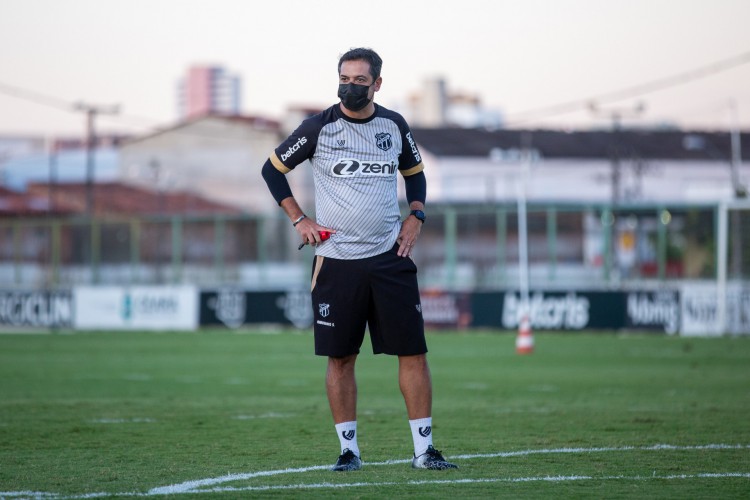 Técnico Marquinhos Santos em treino do Ceará no estádio Carlos de Alencar Pinto, em Porangabuçu