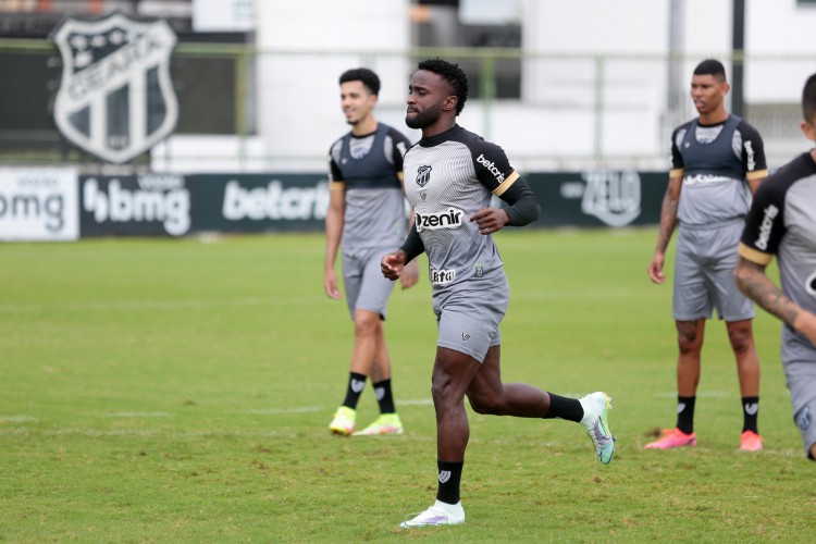 Atacante Mendoza em treino do Ceará no estádio Carlos de Alencar Pinto, em Porangabuçu