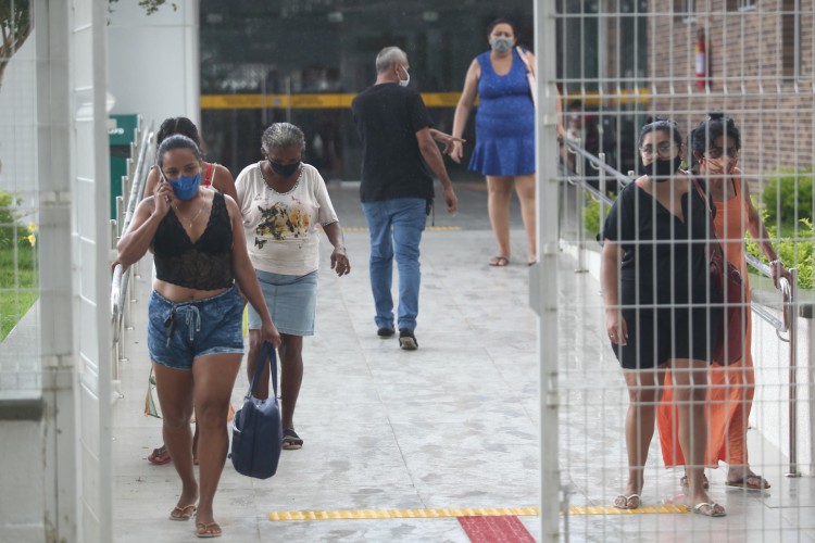 Funcionário do hospital alerta pacientes sobre o piso escorregadio na rampa de acesso ao Gonzaguinha do José Walter