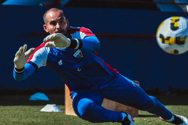 Goleiro Max Walef em treino do Fortaleza no Centro de Excelência Alcides Santos, no Pici