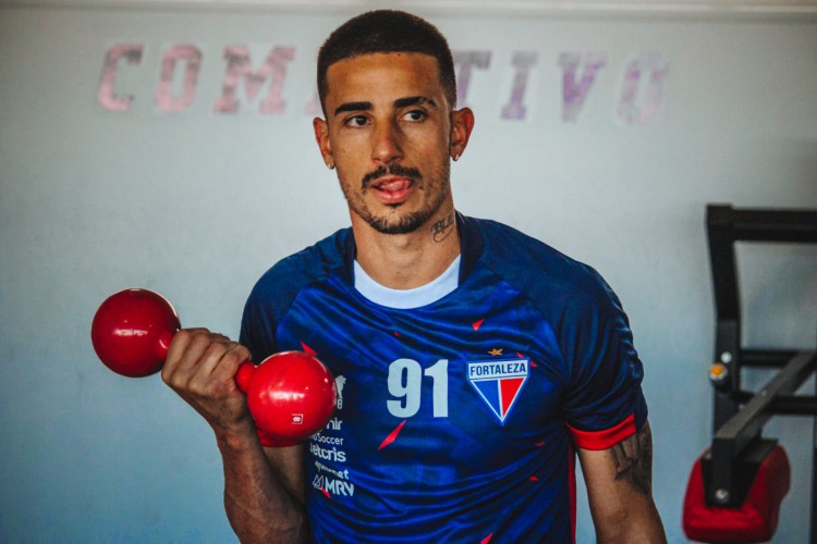 Atacante Thiago Galhardo em treino do Fortaleza no Centro de Excelência Alcides Santos, no Pici