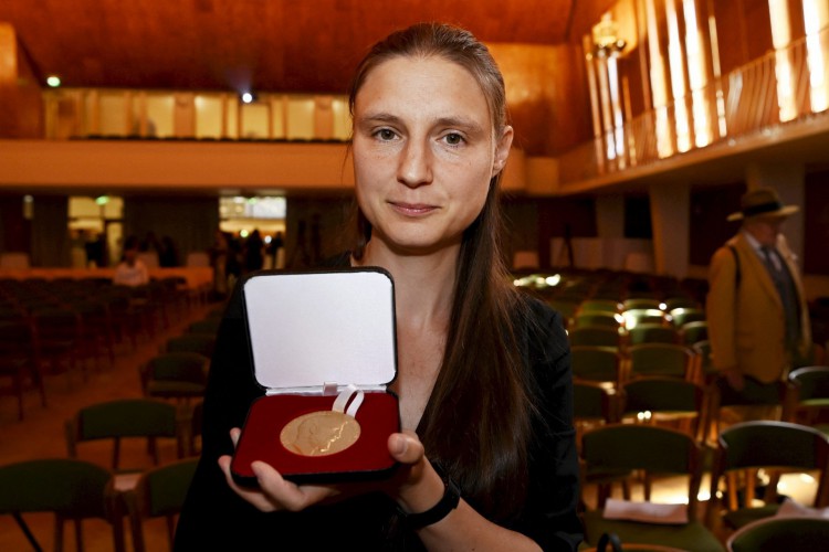 A ucraniana Maryna Viazovska apresenta sua medalha após receber o Prêmio Fields de Matemática 2022 durante o Congresso Internacional de Matemáticos 2022 (ICM 2022) em Helsinque, Finlândia