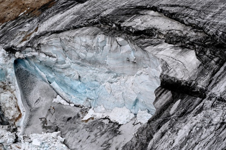 Esta vista aérea tirada perto de Canazei em 5 de julho de 2022 de um helicóptero de resgate mostra a geleira Punta Rocca que desabou na montanha de Marmolada dois dias atrás, após uma temperatura recorde de 10 graus Celsius (50 graus Fahrenheit) ter sido registrada na geleira