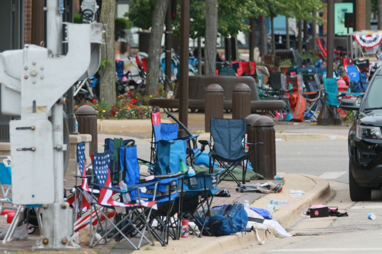 Pertences são deixados para trás no local de um tiroteio em massa ao longo da rota de um desfile de 4 de julho em 4 de julho de 2022 em Highland Park, Illinois