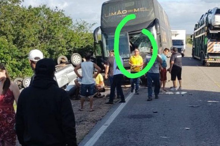 Imagem feita instantes após o acidente, na BR-116, no interior da Bahia 