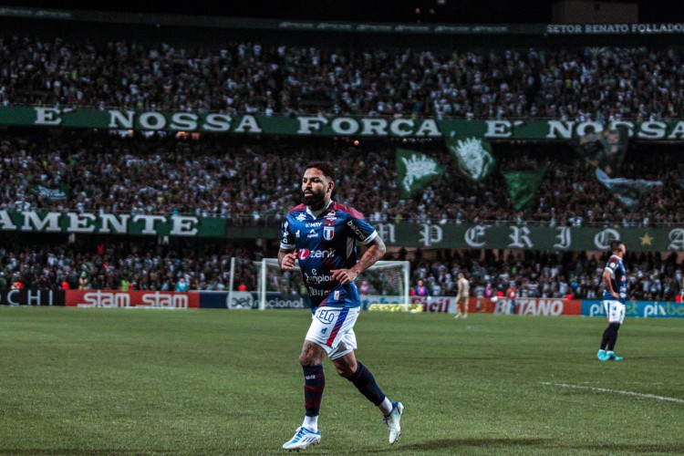 Atacante Romarinho no jogo Coritiba x Fortaleza, no Couto Pereira, pelo Campeonato Brasileiro Série A