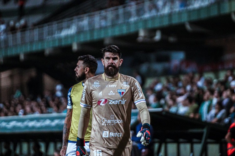 Goleiro Fernando Miguel no jogo Coritiba x Fortaleza, no Couto Pereira, pelo Campeonato Brasileiro Série A