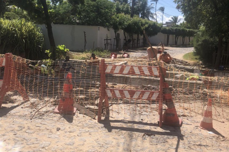 Ponte que dá acesso ao centro da Praia de Guajiru, no município de Trairi, a 124 quilômetros de Fortaleza, está com a estrutura danificada desde o começo do mês de junho; local ainda não foi reparado