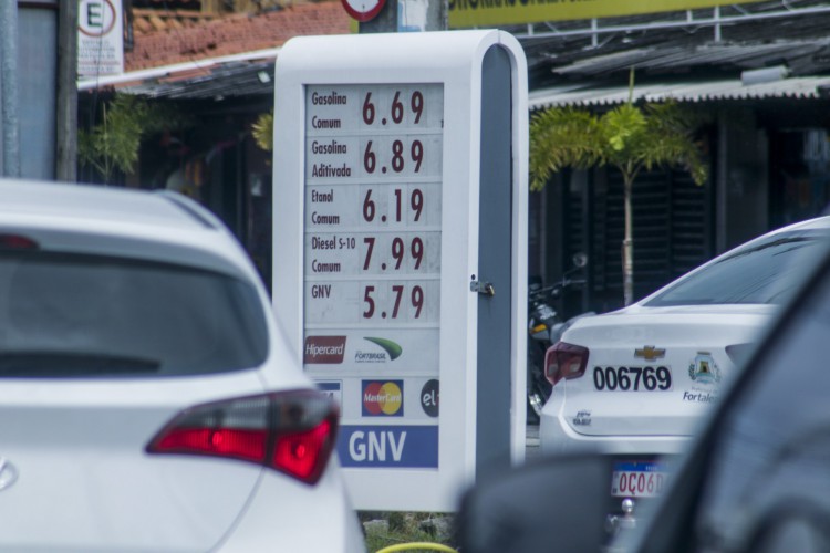 Preços dos combustíveis no Ceará chegou a bater R$ 7 neste ano. Após mudanças no ICMS, preço baixou, mas estados reclamam de perdas arrecadatórias.