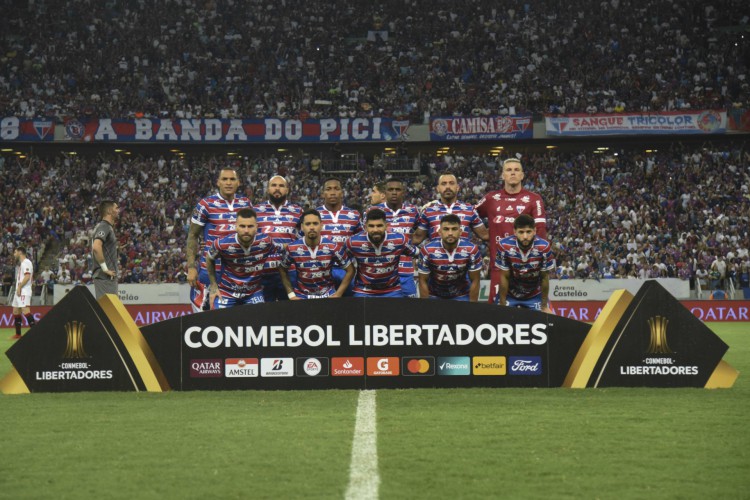 Atletas do Fortaleza antes da partida contra o Estudiantes, pelo jogo de ida das oitavas de final da Libertadores
