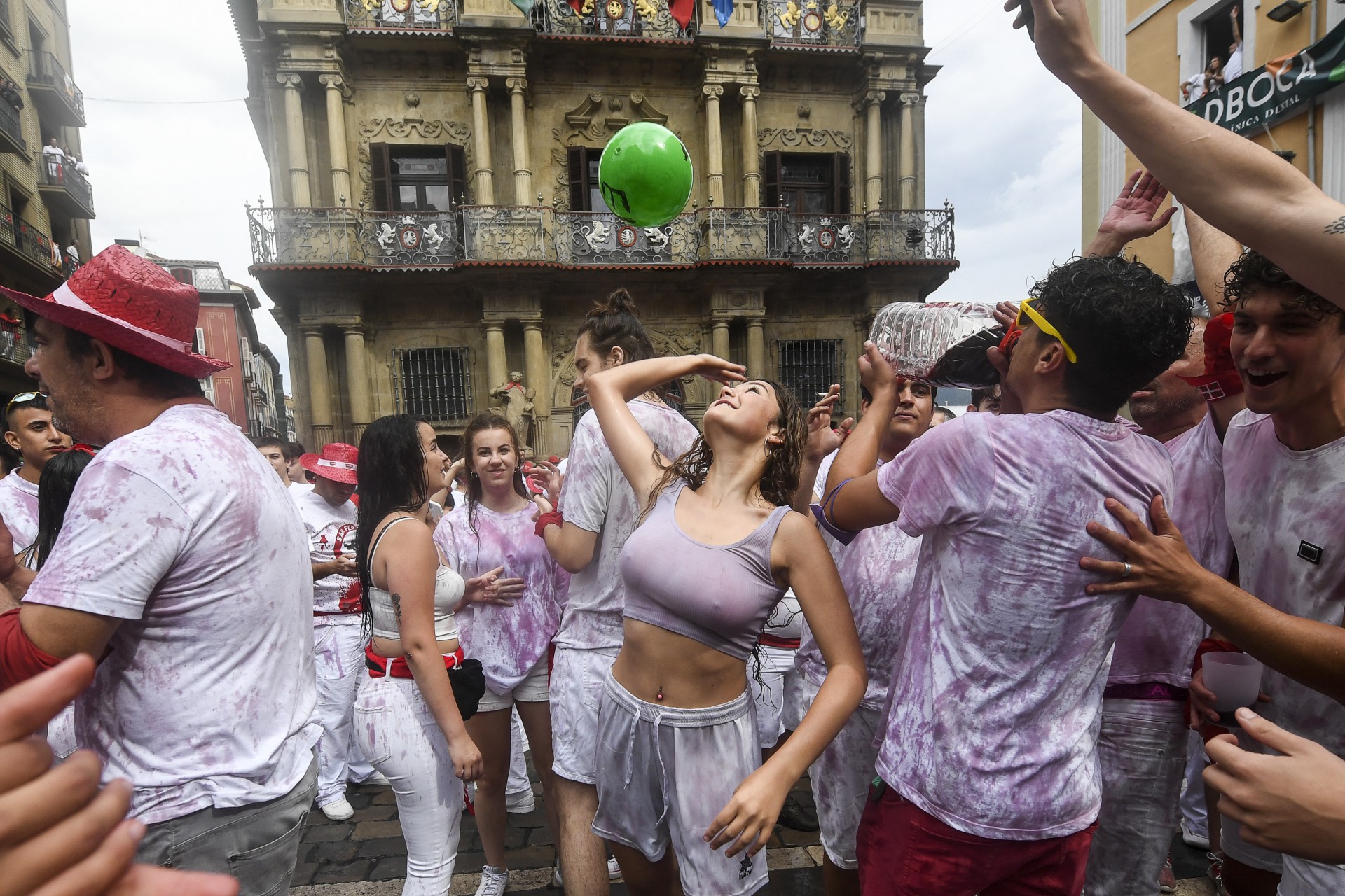 Participantes comemoram antes da cerimônia de abertura 