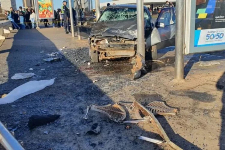 Mulher morre após ser arremessada por carro que invadiu parada de ônibus em Brasília