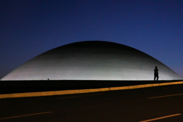 A cúpula menor, voltada para baixo, abriga o Plenário do Senado Federal.