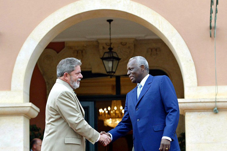 Nesta foto de arquivo tirada em 03 de novembro de 2003, o presidente brasileiro Luiz Inácio Lula da Silva (E) aperta a mão de seu colega angolano José Eduardo dos Santos durante a cerimônia de chegada em Luanda, Angola. O ex-presidente de Angola, José Eduardo dos Santos, morreu em um hospital de Barcelona para onde foi levado após sofrer uma parada cardíaca no mês passado, informou o governo angolano em 8 de julho de 2022.