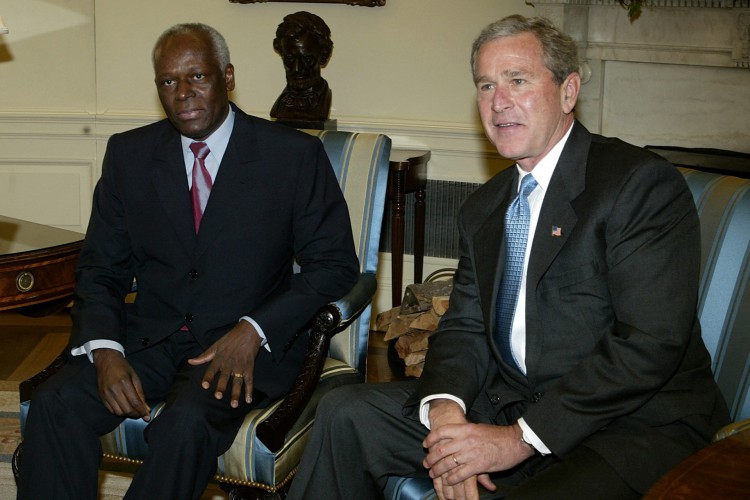 Nesta foto de arquivo tirada em 12 de maio de 2004, o presidente dos EUA, George W. Bush (D), encontra-se com o Presidente da República de Angola, José Eduardo dos Santos (E), em uma reunião do Salão Oval na Casa Branca, em 12 de maio de 2004, em Washington , DC. Bush e Dos Santos mantiveram conversas privadas no Salão Oval para discutir as relações bilaterais entre seus países. O ex-presidente de Angola, José Eduardo dos Santos, morreu em um hospital de Barcelona para onde foi levado após sofrer uma parada cardíaca no mês passado, informou o governo angolano em 8 de julho de 2022. 