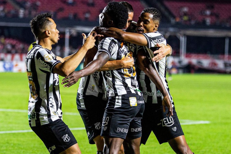 Jogadores do Ceará comemorando um dos gols marcados contra o São Paulo, no Morumbi, pelo Brasileirão 