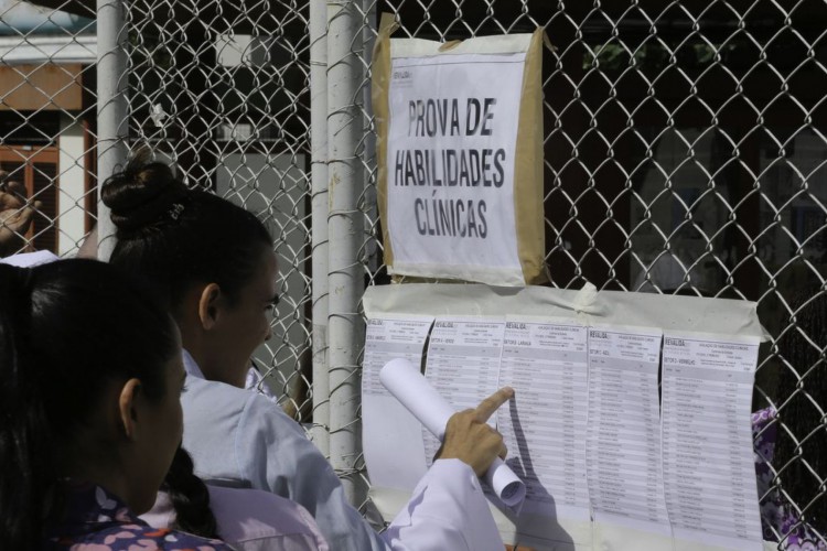 Médicos estrangeiros e brasileiros que se graduaram em outro país, fazem a segunda etapa da edição 2017 do Exame Nacional de Revalidação de Diplomas Médicos Expedidos por Instituições de Educação Superior Estrangeira (Revalida).