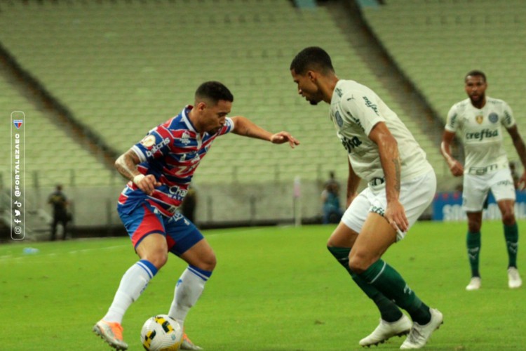 Fortaleza e Palmeiras se enfrentaram pelo Brasileirão no Castelão. Na foto, Yago Pikachu na disputa de bola. 