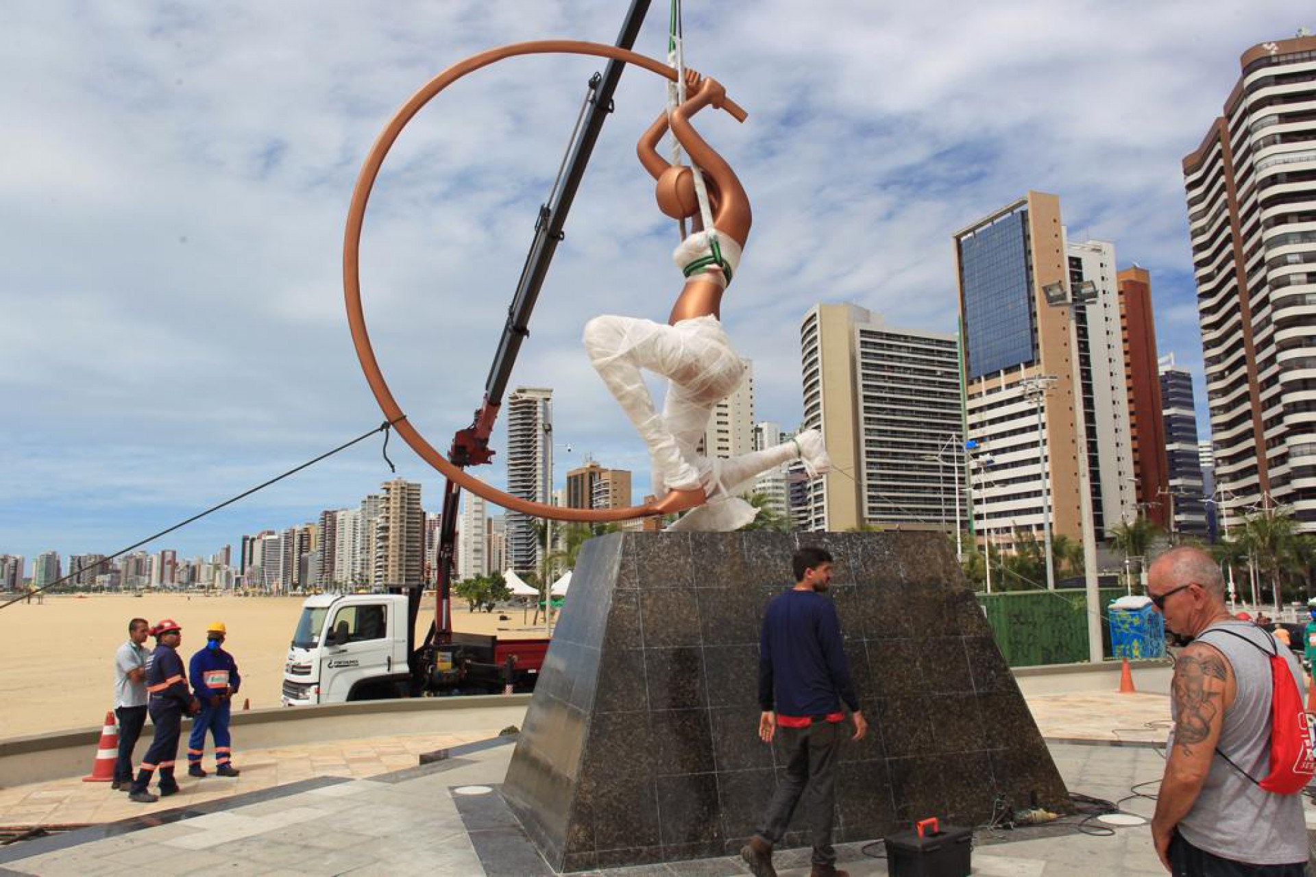 Estátua da Iracema Guardiã está sendo recolocada (Foto: Fábio Lima)