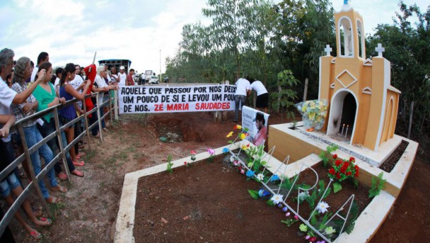 Familiares e amigos em frente ao local onde Zé Maria foi morto, no município de Tomé na Chapada do Apodi em Limoeiro do Norte. Caminhada pede justiça para José Maria do Tomé, que lutava contra o uso de agrotóxicos e foi assassinado em 21 de abril de 2010. (Foto: Sara Maia/O POVO)