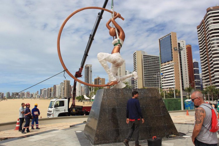 Estátua da Iracema Guardiã está sendo recolocada