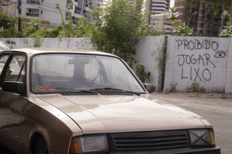 ￼CARRO abandonado em Fortaleza: lei de 2018 permite o recolhimento de veículos