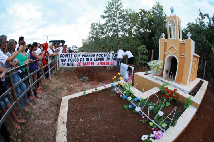 LIMOEIRO DO NORTE, CE, BRASIL, 20-04-2013: Familiares e amigos em frente ao local onde Zé Maria foi morto, no município de Tomé na Chapada do Apodi em Limoeiro do Norte. Caminhada pede justiça para José Maria do Tomé, que lutava contra o uso de agrotóxicos e foi assassinado em 21 de abril de 2010. (Foto: Sara Maia/O POVO)